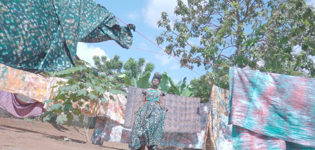 Illustration de la démarche créative depuis la conception des tissus teintés batik jusqu'à la réalisation d'un vêtement Kroskel