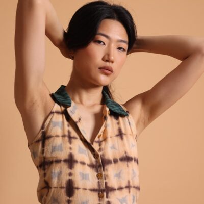 Chemise crop top beige et turquoise, par KROSKEL pour toutes les femmes au style unique