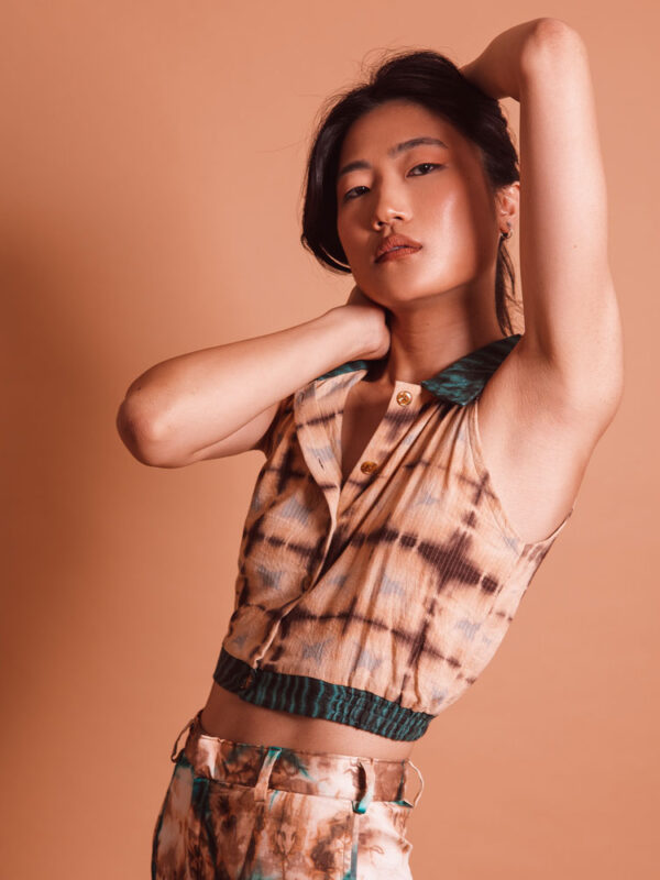 Chemise crop top beige et turquoise, par KROSKEL pour toutes les femmes au style unique