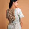 Robe courte blanche et turquoise/vert pour femme, croisée par lacets dans le dos