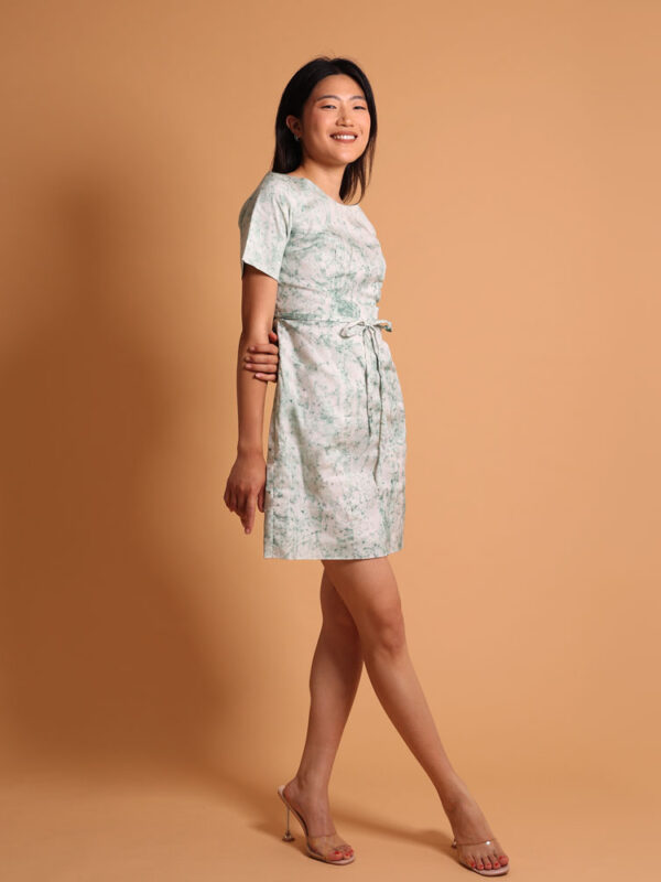 Robe courte dos croisé blanche et turquoise/vert pour femme, croisée par lacets dans le dos