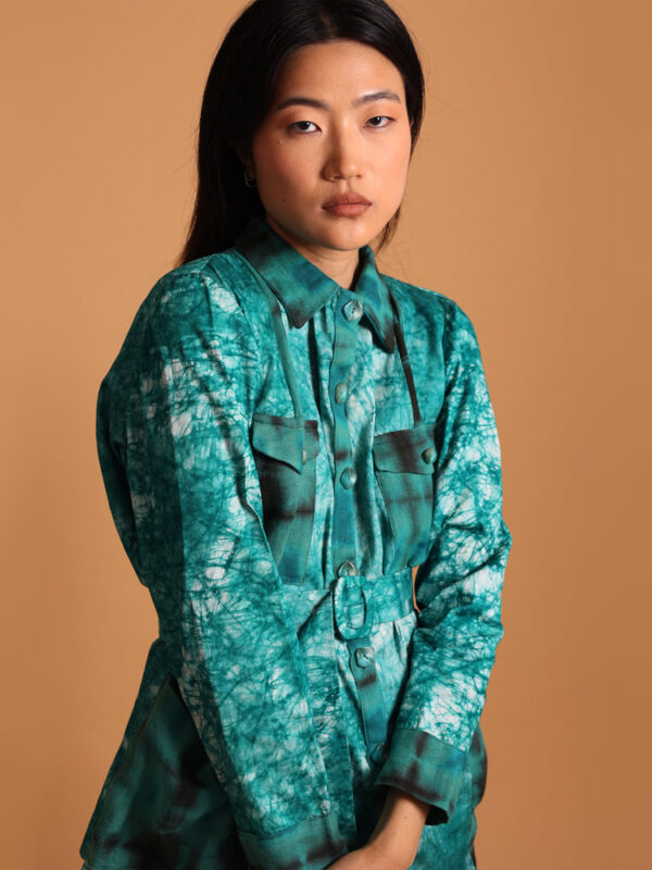 Veste saharienne pour femme chic - La veste saharienne Visone de chez Kroskel