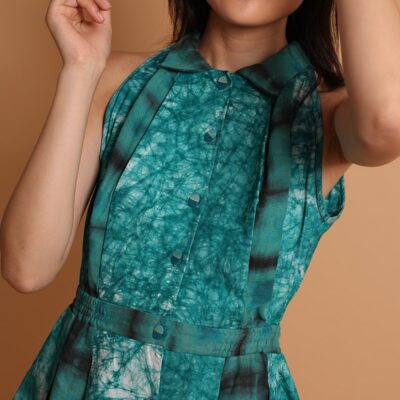 Combinaison short ou combi short turquoise avec col et bouton, jumpsuit short for women