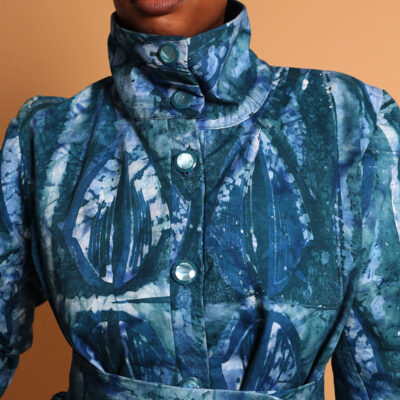 Manteau mi saison bleu à col avec ceinture pour femme - Kroskel et son manteau de luxe pour femme
