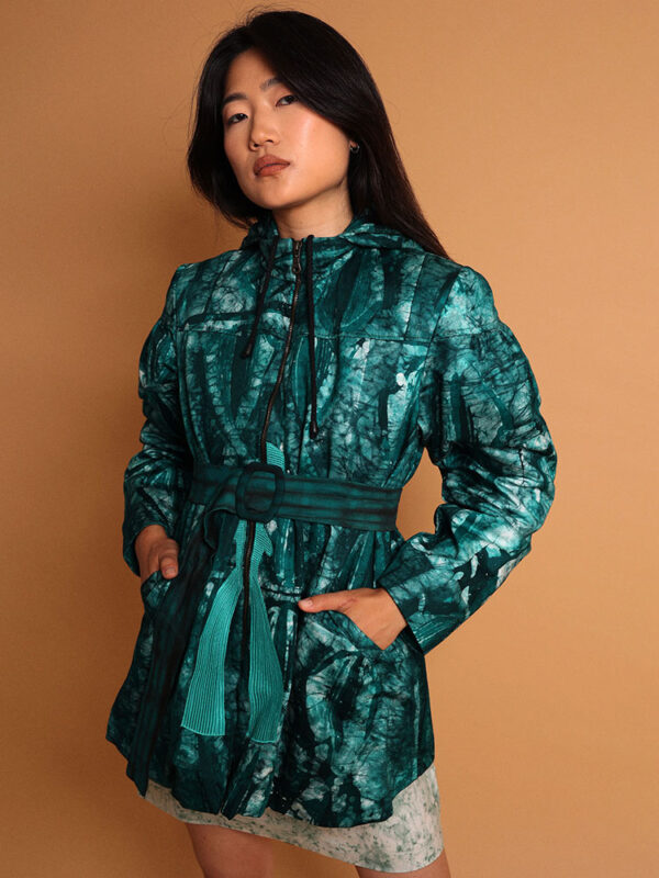 Manteau vert à capuche avec ceinture pour femme - Kroskel et son manteau de luxe pour femme