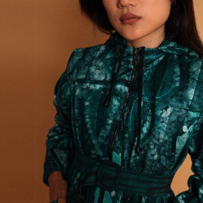 Manteau vert à capuche avec ceinture pour femme - Kroskel et son manteau de luxe pour femme