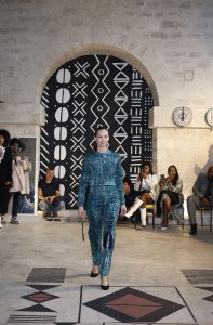 Défilé de mode Automne-Hiver 2022 - Kroskel chez Saargale - Veste en jeans et pantalon jeans