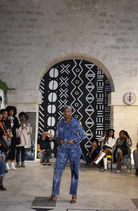 Défilé de mode Automne-Hiver 2022 - Kroskel chez Saargale - Veste en jeans et pantalon jeans