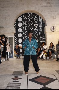 Défilé de mode Automne-Hiver 2022 - Kroskel chez Saargale - Manteau vert à capuche EXPLORATION