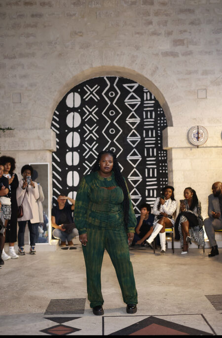Défilé de mode Automne-Hiver 2022 - Kroskel chez Saargale - Ensemble pantalon et top manches longues INSPIRE