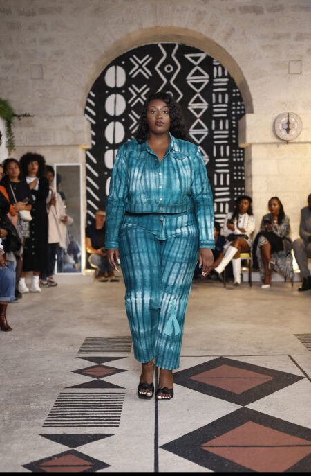 Défilé de mode Automne-Hiver 2022 - Kroskel chez Saargale - Veste en jeans et pantalon jeans