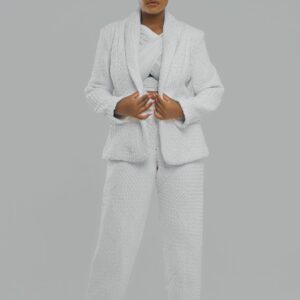 Le pantalon tailleur blanc Kroskel est l’essence même de l’élégance et de la modernité. Pensé pour accompagner les ambitions les plus hautes, il épouse la silhouette avec justesse, tout en offrant une liberté de mouvement absolue. Son tissage dense, signature de la maison Kroskel, apporte une profondeur subtile au blanc immaculé. Sa coupe droite, à la fois intemporelle et sophistiquée, s’adapte aussi bien aux tenues structurées qu’aux looks plus décontractés. Porté avec la veste assortie, il compose un ensemble d’une élégance redoutable. Associé à une pièce plus colorée, il devient un terrain d’expression, jouant avec les contrastes et les nuances pour révéler toute la richesse du style Kroskel. Ce pantalon peut être accessoirisé avec une ceinture inspirée des nœuds Kroskel, symbole de la complexité et de la puissance féminine. Léger, fluide et parfaitement coupé, il accompagne la femme Kroskel dans les moments les plus stratégiques de sa vie, en lui offrant une silhouette impeccable et un confort inégalé. Un indispensable du vestiaire contemporain, pensé pour celles qui avancent avec audace et élégance.