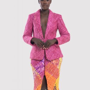Plus qu’une simple pièce de mode, la jupe tissée Kroskel est une affirmation de style et de personnalité. Pensée pour la femme qui entre dans une pièce avec assurance, elle incarne une féminité audacieuse et un savoir-faire artisanal d’exception. Confectionnée à partir de tissus entièrement tissés à la main, cette jupe est un hommage aux textures et aux couleurs vibrantes de l’Afrique. Ses nuances de jaune, fuchsia, marron et bordeaux rappellent les pigments naturels des architectures sahariennes, capturant l’énergie solaire et la chaleur du désert. Sa coupe moderne, rehaussée d’une fente frontale subtile et d’une fermeture élégante, allie raffinement et liberté de mouvement. Non doublée, elle offre une légèreté incomparable, parfaite pour accompagner les journées ensoleillées et les moments stratégiques de votre carrière. Portée avec le tailleur assorti, elle devient une armure contemporaine, sublimant la silhouette avec puissance et sophistication. Chaque détail de cette jupe célèbre l’excellence des métiers d’art africains et l’innovation stylistique propre à la maison Kroskel. C’est une pièce rare, conçue pour celles qui osent s’affirmer avec originalité et élégance.