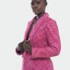 Le tailleur Kroskel est bien plus qu’un vêtement : c’est une déclaration. Une affirmation de présence, d’élégance et de puissance. Conçu pour les femmes qui entrent dans une pièce et captent immédiatement l’attention, cet ensemble allie la simplicité d’une coupe intemporelle à l’intensité des couleurs vibrantes de la collection Le Balai. La veste arbore un col écharpe minimaliste, qui structure le port de tête et souligne l’allure. Teinté à la main selon les techniques artisanales de la maison Kroskel, le tissu révèle des nuances de fuchsia éclatant, insufflant à la pièce une énergie lumineuse. La jupe, quant à elle, incarne l’audace et la fantaisie. Son tissage unique réunit les couleurs profondes de la collection – jaune, bordeaux, marron – dans une harmonie subtile. Une fente discrète, une fermeture apparente sur le devant : chaque détail a été pensé pour donner à cette pièce une dynamique moderne et assurée. Non doublé pour une respirabilité parfaite, cet ensemble est l’allié des moments stratégiques. Il accompagne la femme Kroskel dans les décisions qui marquent un tournant, dans les salles où tout se joue.