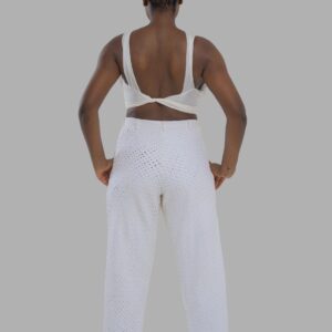 Le pantalon tailleur blanc Kroskel est l’essence même de l’élégance et de la modernité. Pensé pour accompagner les ambitions les plus hautes, il épouse la silhouette avec justesse, tout en offrant une liberté de mouvement absolue. Son tissage dense, signature de la maison Kroskel, apporte une profondeur subtile au blanc immaculé. Sa coupe droite, à la fois intemporelle et sophistiquée, s’adapte aussi bien aux tenues structurées qu’aux looks plus décontractés. Porté avec la veste assortie, il compose un ensemble d’une élégance redoutable. Associé à une pièce plus colorée, il devient un terrain d’expression, jouant avec les contrastes et les nuances pour révéler toute la richesse du style Kroskel. Ce pantalon peut être accessoirisé avec une ceinture inspirée des nœuds Kroskel, symbole de la complexité et de la puissance féminine. Léger, fluide et parfaitement coupé, il accompagne la femme Kroskel dans les moments les plus stratégiques de sa vie, en lui offrant une silhouette impeccable et un confort inégalé. Un indispensable du vestiaire contemporain, pensé pour celles qui avancent avec audace et élégance.