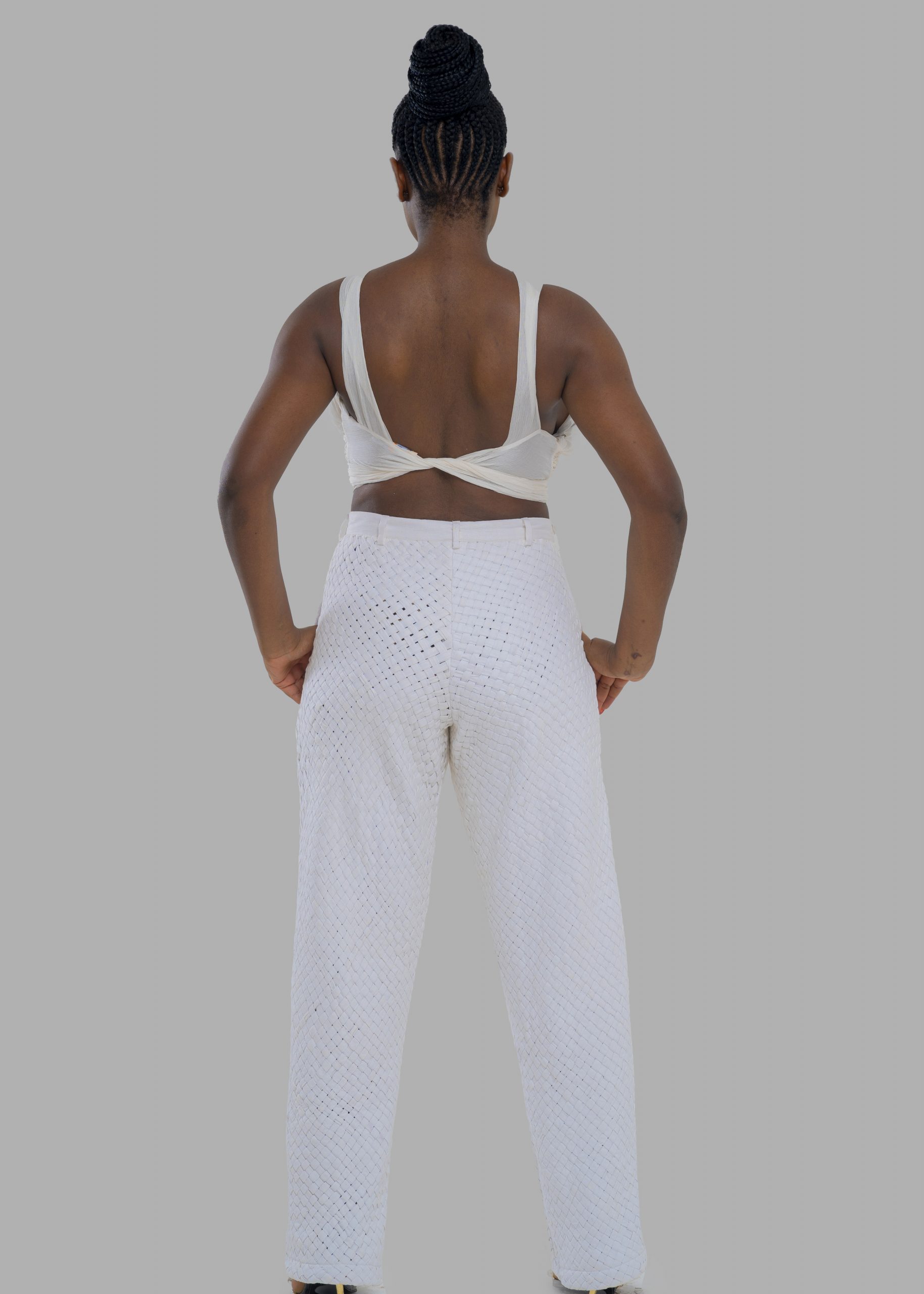 Le pantalon tailleur blanc Kroskel est l’essence même de l’élégance et de la modernité. Pensé pour accompagner les ambitions les plus hautes, il épouse la silhouette avec justesse, tout en offrant une liberté de mouvement absolue. Son tissage dense, signature de la maison Kroskel, apporte une profondeur subtile au blanc immaculé. Sa coupe droite, à la fois intemporelle et sophistiquée, s’adapte aussi bien aux tenues structurées qu’aux looks plus décontractés. Porté avec la veste assortie, il compose un ensemble d’une élégance redoutable. Associé à une pièce plus colorée, il devient un terrain d’expression, jouant avec les contrastes et les nuances pour révéler toute la richesse du style Kroskel. Ce pantalon peut être accessoirisé avec une ceinture inspirée des nœuds Kroskel, symbole de la complexité et de la puissance féminine. Léger, fluide et parfaitement coupé, il accompagne la femme Kroskel dans les moments les plus stratégiques de sa vie, en lui offrant une silhouette impeccable et un confort inégalé. Un indispensable du vestiaire contemporain, pensé pour celles qui avancent avec audace et élégance.