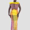 Plus qu’un vêtement, cette robe est une œuvre d’art, un dialogue entre force et couleur, entre tradition et modernité. Conçue pour la femme Kroskel qui avance avec assurance, elle incarne la puissance de celles qui tissent ensemble un avenir lumineux. Le buste, minutieusement travaillé, est inspiré des cases africaines et de leurs toits de paille. Les nœuds délicatement tissés viennent se poser comme des symboles de protection et d’ancrage, tandis que la couleur jaune éclatante illumine l’ensemble, porteuse d’espoir et de renouveau. Sa coupe majestueuse met en valeur la silhouette avec une jupe montante qui épouse la taille et vient se fixer au buste grâce à de sublimes petits boutons, créant une transition harmonieuse entre les textures et les volumes. Son dos nu et sa longue fente dans le dos apportent une touche de sensualité et de liberté, offrant une aisance parfaite à chaque mouvement. Réalisée en plus de 100 heures de travail, cette robe est un hommage au savoir-faire artisanal d’exception. Elle est destinée à celles qui osent, qui inspirent et qui laissent une empreinte indélébile sur leur passage.
