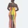 Plus qu’un vêtement, cette robe est une œuvre d’art, un dialogue entre force et couleur, entre tradition et modernité. Conçue pour la femme Kroskel qui avance avec assurance, elle incarne la puissance de celles qui tissent ensemble un avenir lumineux. Le buste, minutieusement travaillé, est inspiré des cases africaines et de leurs toits de paille. Les nœuds délicatement tissés viennent se poser comme des symboles de protection et d’ancrage, tandis que la couleur jaune éclatante illumine l’ensemble, porteuse d’espoir et de renouveau. Sa coupe majestueuse met en valeur la silhouette avec une jupe montante qui épouse la taille et vient se fixer au buste grâce à de sublimes petits boutons, créant une transition harmonieuse entre les textures et les volumes. Son dos nu et sa longue fente dans le dos apportent une touche de sensualité et de liberté, offrant une aisance parfaite à chaque mouvement. Réalisée en plus de 100 heures de travail, cette robe est un hommage au savoir-faire artisanal d’exception. Elle est destinée à celles qui osent, qui inspirent et qui laissent une empreinte indélébile sur leur passage.