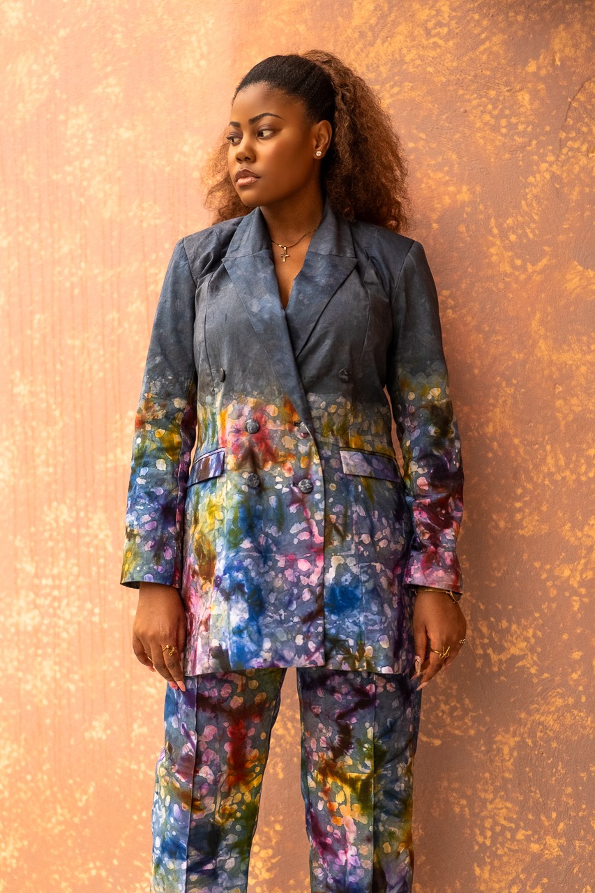 Pantalon de tailleur Kroskel en coton glacé — Dégradé floral – Image 2